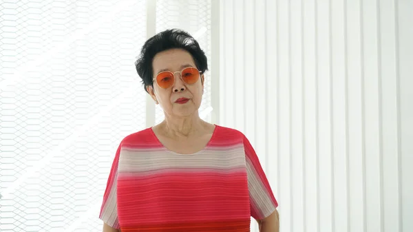Aziatisch Vrouw Senior Model Rood Toon Jurk Zonnebril Witte Ruimte — Stockfoto