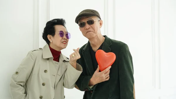 Asiático Anciano Mayor Pareja Celebrar Amor Rojo Globo Moda Invierno — Foto de Stock