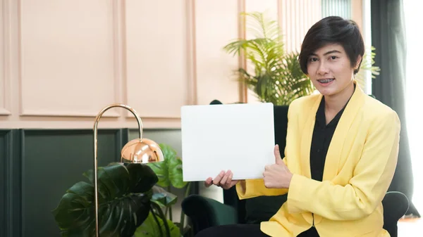 Mulher Inteligente Asiática Trabalhando Terno Amarelo Segurando Cartão Espaço Cópia — Fotografia de Stock