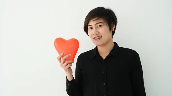 Asiática Inteligente Mujer Sosteniendo Rojo Corazón Globo Feliz Amor Concepto — Foto de Stock