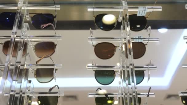 Eine Vielzahl Von Sonnenbrillen Optischen Geschäft Sommer Und Mode Accessoires — Stockvideo