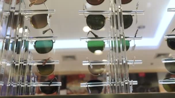 Eine Vielzahl Von Sonnenbrillen Optischen Geschäft Sommer Und Mode Accessoires — Stockvideo
