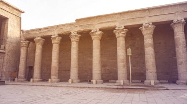 Horus Edfu tapınağı koridorun etrafındaki detaylar ve yapılar hiyeroglif detaylarla dolu.