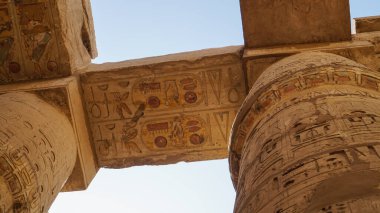 Karnak Tapınağı 'nın dev sütunları boyama ve hiyeroglif oyma detaylarıyla büyük ölçekli mimar.