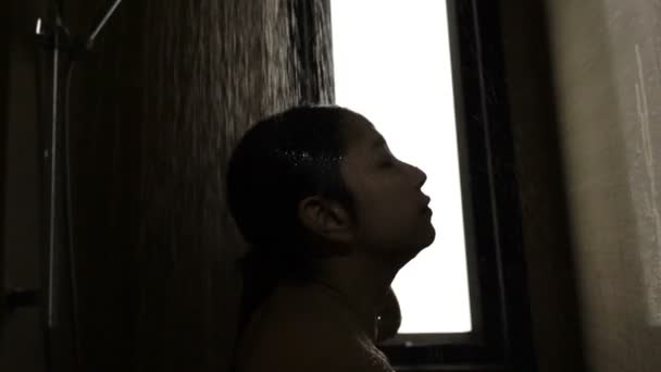 Aziatische Vrouw Douche Geconfronteerd Regen Douche Badkamer Close Super Slow — Stockvideo