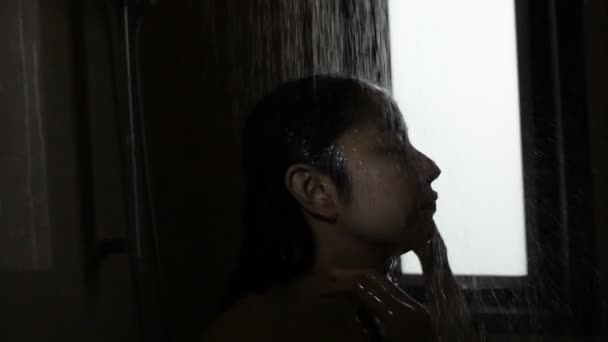 Mujer Asiática Duchándose Frente Ducha Lluvia Cuarto Baño Primer Plano — Vídeos de Stock