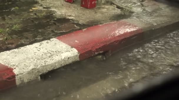 Water Afvoer Langs Weg Goot Overstromingen Tijdens Het Regenseizoen — Stockvideo