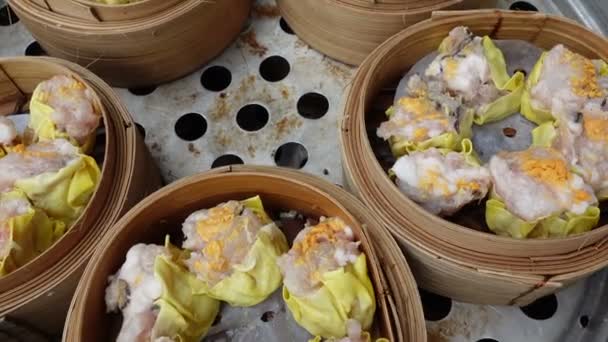 Dumplings Cerdo Camarones Dim Sum Cestas Bambú Vapor Pov — Vídeo de stock