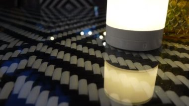 Dekoratif ışık bokeh ile gece masa cam yüzey yansıması çubuk restuarant kopyalama alanı hareketi
