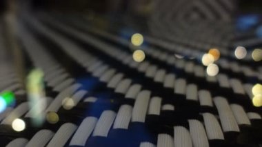 Dekoratif ışık bokeh ile gece masa cam yüzey yansıması çubuk restuarant kopyalama alanı hareketi