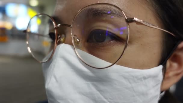 亚洲女性近视眼镜在公共场所防毒时戴口罩 — 图库视频影像