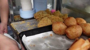Çin lokantasında farklı dolgu malzemeleriyle kızartılmış Dim Sum