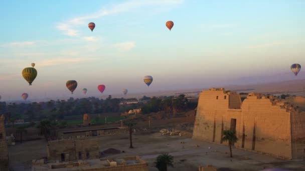 Luchtfoto Vliegen Door Medinet Habu Tempel Van Heteluchtballon Buurt Van — Stockvideo