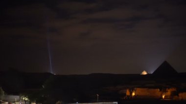 Gece gösterisi Sfenks ve renkli ışık panelli Mısır piramitleri