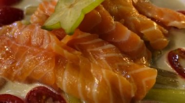 Tayland usulü eritme yemeği çiğ somon sashimi limon salatası baharatlı ve ekşi