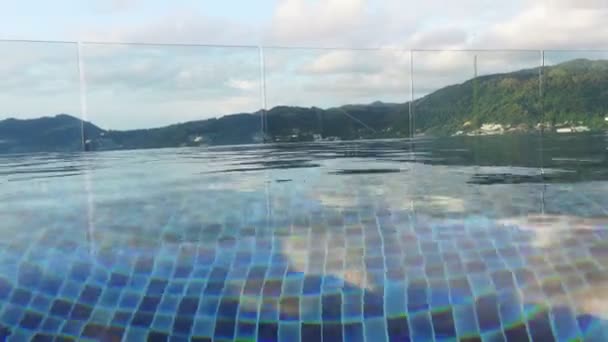 Pov Sonsuz Havuz Kenarı Yüksek Dağ Manzaralı Tropikal Lüks Tatil — Stok video