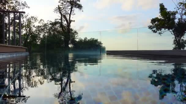 Pov Infinity Pool Rand Von Hohen Bäumen Blick Auf Tropischen — Stockvideo