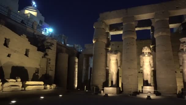 Луксорский Храм Египетской Достопримечательностью Ночью Uplight Архитектуры Скульптуры — стоковое видео