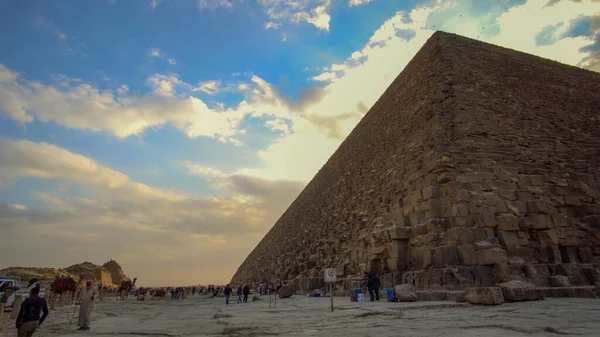ハラム エジプト 12月2019 ギザパンビューの大ピラミッドの周りを歩く観光客日没の空 — ストック写真