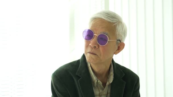 Przystojny Moda Azji Starszy Model Człowiek Patrząc Aparat Powolny Ruch — Wideo stockowe