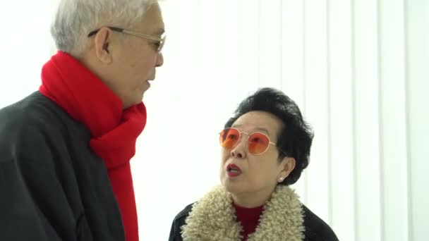Aziatisch Senior Ouderpaar Winter Doek Rood Sjaal Praten Indoor — Stockvideo