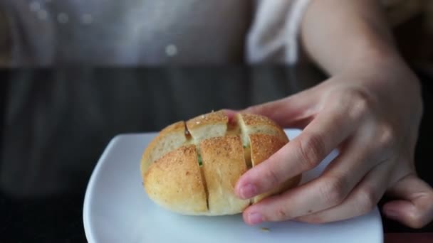 Mano Recogiendo Pan Queso Coreano Recién Horneado Derretido Vista Superior — Vídeo de stock