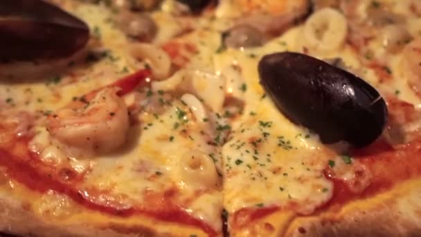 Akşam Yemeğinde Bir Dilim Talyan Deniz Mahsulü Pizzası Seçiyorum — Stok video