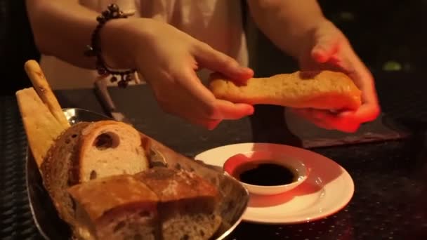 Mani Immergendo Pane Appena Sfornato Olio Oliva Aceto Ristorante Italiano — Video Stock