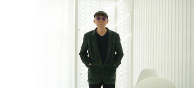 Moda ve güneş gözlüklü Asyalı son sınıf mankeni beyaz arka plan