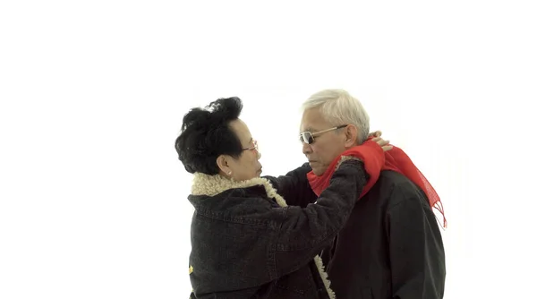 Ασιατικό Ηλικιωμένο Ζευγάρι Φροντίζει Ένας Τον Άλλο Φορώντας Ζεστό Χειμωνιάτικο — Φωτογραφία Αρχείου