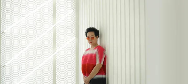Aziatische Oudere Vrouw Senior Model Rode Toon Jurk Zonnebril Witte — Stockfoto