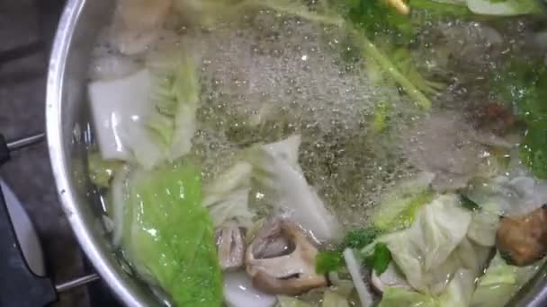 Chinese Stijl Heldere Soep Hete Pot Groenten Zeevruchten Eten Samen — Stockvideo