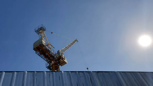 Ângulo Visão Baixa Guindaste Local Construção Sobre Cerca Azul Ensolarado — Fotografia de Stock