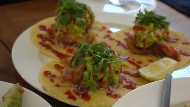 Taco Pescado Papas Fritas Aguacate Alimentos Orgánicos Saludables — Vídeo de stock