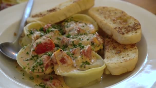健康食品中的南瓜卷和鱼卷意大利和墨西哥菜4K — 图库视频影像