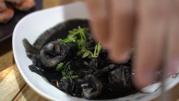 Marisco Tailandés Tinta Negra Remover Frito Con Calamares Vapor Cangrejo — Vídeo de stock