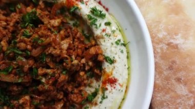 Akdeniz paprika eti ve humus. Pita ekmeği, Orta Doğu mutfağı manzaralı.