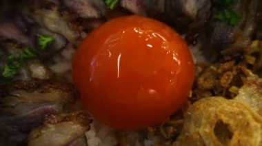 Soya sosu salamura yumurta sarısını biftekli pilav ve sarımsaklı Asya lezzeti ile iyileştirdi.