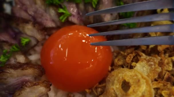 Υφή Ακατέργαστου Αλατισμένου Κρόκου Αυγού Που Τρώει Πιρούνι Πιάτα Βοδινό — Αρχείο Βίντεο