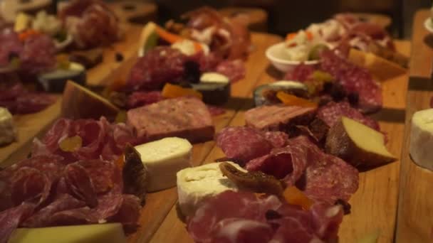 Appitizer italiano cortado en frío con queso y frutas dulces secas en bandeja de madera — Vídeos de Stock