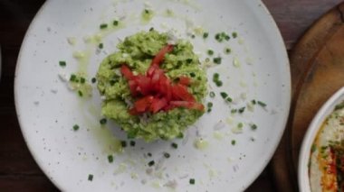 Akdeniz pidesi ve sağlıklı sebze tabanlı ekmek yemek. Çorba, salata, humus ve et sosu.