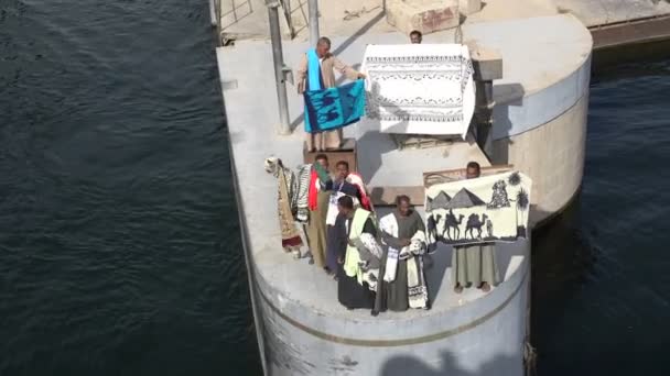 2021年12月12日 当尼罗河游轮经过埃及时 当地居民试图在Esna Lock出售纪念品 — 图库视频影像