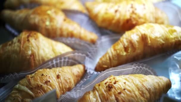 Croissanty Připravené Péct Řadě Snídaně Formou Bufetu — Stock video