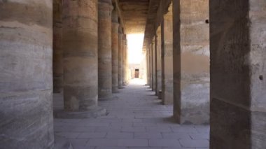 Karnak tapınağı kompleks sütunları kapı girişine satır perspektifi