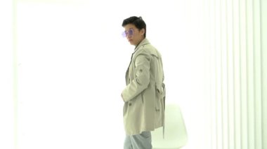Kışlık ceketli LGBT 'nin yakışıklı erkek fatma modeli.