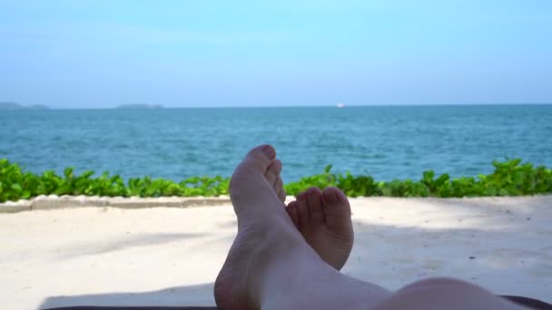 Bare Voeten Ontspannen Aan Zee Schaduw Met Landschap Zonnige Paradijs — Stockvideo