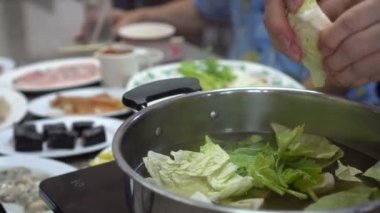 Suki deniz ürünleri Çin usulü sıcak tencere aile yemeği.