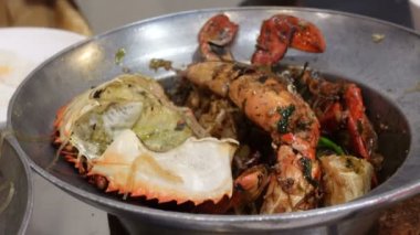 Yengeç ve karabiberli Çin Tayland deniz mahsulü haşlanmış cam erişte yemek.