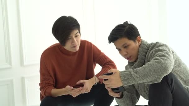 Diversiteit Aziatische Vrienden Spelen Mobiele Telefoon Spel Samen Winter Doek — Stockvideo