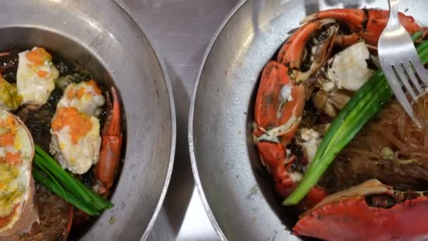 Het Eten Van Thaise Chinese Stijl Schaal Zeevruchten Gestoomde Pot — Stockvideo